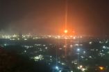 Esta noche se registró una fuerte explosión en la refinería “Antonio Dovalí Jaime” de Salina Cruz, Oaxaca, que ocasionó un fuerte incendio, movilizando a los cuerpos de emergencia.