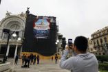 Greenpeace México desplegó una gran manta sobre andamios frente al Palacio de Bellas Artes