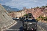 Vehículos blindados y patrullas de fuerzas de seguridad circulan por una carretera rumbo a Chilapa, Guerrero, para atender la zona de conflicto.