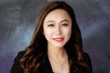 Eileen Wang posa en un retrato oficial con traje negro; la exalcaldesa de Arcadia, California, aparece frente a un fondo gris.