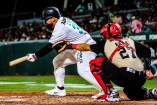 Sandy León jugó el domingo con los Saraperos de Saltillo, equipo con el peor récord de la Liga Mexicana de Beisbol, y apenas dos días después estará disponible para jugar con los Bravos de Atlanta, líderes de todas las Grandes Ligas.