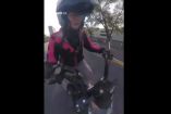 De acuerdo con el video difundido en redes sociales, el vehículo huyó luego de golpear a la joven motociclista y dejarla sobre el pavimento