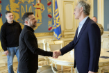 El presidente de Ucrania, Volodímir Zelenski, y el CEO de Palantir, Alex Karp, en la firma de su nueva alianza. Palantir es considerada una de las mayores empresas de espionaje, vigilancia y violatoria de privacidad en el mundo.