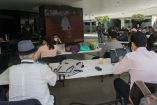 Periodistas observan la sesión del pleno en el Senado