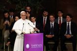 El Papa León XIV ofrece un discurso durante su visita a la Universidad de La Sapienza de Roma.