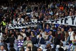 Aficionados en el Estadio Santiago Bernabéu mostraron su descontento con el rendimiento del Real Madrid mostrando pancartas contra el presidente Florentino Pérez.