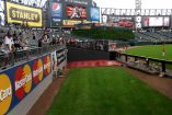 Un aficionado cayó accidentalmente hacia el bullpen de los Royals de Kansas City durante el duelo ante los White Sox de Chicago, provocando una breve suspensión del encuentro mientras recibía atención médica.