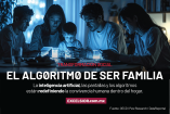 Familia reunida alrededor de una mesa mientras cada integrante observa una pantalla iluminada, representando el impacto de la tecnología y los algoritmos en la convivencia dentro del hogar.