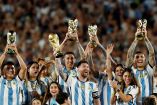 Messi y la Selección Argentina levantando la copa del mundo