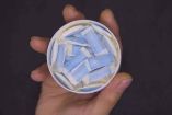 Las bolsitas conocidas como “snus” o pouchs liberan nicotina a través de la mucosa bucal.