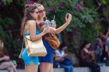 CIUDAD DE MÉXICO, 16MARZO2026.- Un grupo de turistas pasean por las calles del Centro Histórico aprovechando el puente vacacional de esta semana. FOTO: DANIEL AUGUSTO/ CUARTOSCURO.COM