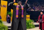 Shaquille O’Neal regresó a LSU para recibir oficialmente su diploma universitario más de 3 décadas después de dejar la escuela para llegar a la NBA.