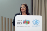 Clara Brugada habla en el Foro Urbano Mundial 13 de ONU-Hábitat en Bakú, Azerbaiyán, sobre vivienda digna y sistemas públicos de cuidados.