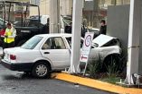 Dos adultos fallecidos y dos menores de edad lesionados fue el saldo que dejó el choque de un automóvil contra una pared sobre la Carretera Nacional, en el municipio de Monterrey.