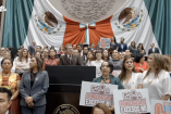 Ricardo Monreal en el pleno de la Cámara de Diputados acompañado por legisladores de Morena durante un posicionamiento sobre la reforma judicial.