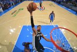 Victor Wembanyama dominó la pintura con 41 puntos y 24 rebotes para comandar la victoria de los Spurs sobre el Thunder en un dramático Juego 1 de doble tiempo extra.
