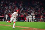 Zach Neto recorre las bases tras conectar el cuadrangular de dos carreras con el que los Angels dejaron tendidos a los Athletics y arruinaron la histórica noche de J.T. Ginn en Anaheim.