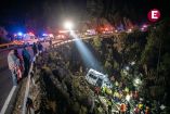 Labores de rescate nocturno de una camioneta con peregrinos que cayó a un barranco en Tepehuacán de Guerrero, Hidalgo
