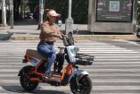 CIUDAD DE MÉXICO, 23FEBRERO2026.- Una mujer transita en una bicicleta eléctrica, medio de transporte que ha cobrado presencia recientemente en calles de la capital. FOTO: CAMILA AYALA BENABIB / CUARTOSCURO.COM
