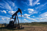 Un pozo petrolero en operación sirve como imagen ilustrativa del fracturamiento hidráulico, técnica utilizada para extraer gas natural y petróleo de formaciones compactas.
