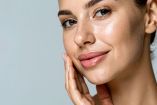 El brillo facial excesivo se debe a la sobreproducción de sebo en la piel.