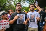 Manifestantes en Caracas marchan con un ataúd simbólico y pancartas con el lema “Ni uno más”, en protesta por la muerte de una veintena de presos políticos bajo custodia del Estado venezolan