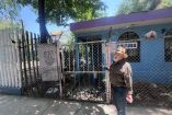 Un vecino muestra el deterioro de la ludoteca en José Antonio Alzate, en Santa María la Ribera, mientras la Alcaldía Cuauhtémoc analiza su rehabilitación.