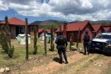 Elementos de la Policía Estatal resguardan cabañas en Durango tras el hallazgo sin vida de un joven originario de Estados Unidos.