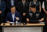 Representantes de Samsung Electronics y del sindicato NSEU firman en Suwon el acuerdo salarial que evitó una huelga.