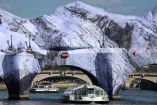 El artista francés JR transforma el puente más viejo de París (Pont Neuf) en una caverna