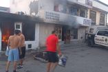 Al lugar arribaron paramédicos del cuerpo de Bomberos quienes revisaron a las personas