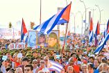 Habitantes cubanos en protesta con banderas de la isla y Raúl Castro.