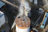 Autoridades vierten agua sobre un tanque que provoco fuga tóxica en California.