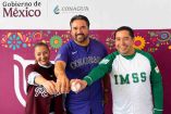 Vinicio Castilla posa junto a Vanessa Bohórquez, coordinadora del Parque Ecológico Lago de Texcoco, y Héctor García, coordinador técnico de Cultura Física y Deporte del IMSS, previo a la clínica de beisbol que impartirá este domingo para niñas y niños.
