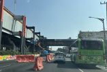 Conductores tardaron varios minutos en cruzar la zona de obras. Mientras tanto, para los usuarios del Metro la suspensión del servicio de trenes les generó retrasos.