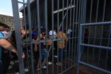Afición de Pumas entra a la fuerza al Estadio Olímpico Universitario.