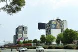 A pesar de que la ley exige que haya por lo menos 250 metros, justo al lado hay otra valla publicitaria del Mundial.