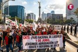 Maestros de la CNTE marchando en Paseo de la Reforma de la CDMX sosteniendo una lona que anuncia paro nacional y exige la abrogación de la Ley del Issste.