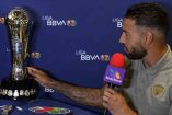 Nathan Silva tocò el trofeo de la Liga MX durante el día de medios previo a la final entre Pumas y Cruz Azul.
