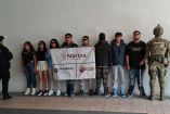 Jóvenes detenidos permanecen alineados bajo custodia de elementos federales y municipales de Ecatepec