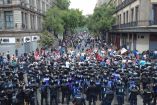Policías antimotines contuvieron a los maestros de la CNTE.