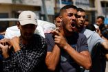 Palestinos cargan el cuerpo de Mohammad Odeh en Gaza tras un ataque israelí que también dejó víctimas civiles.