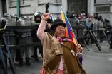 Campesinos y transportistas marchan en La Paz y El Alto en medio de bloqueos que han generado escasez de alimentos y medicinas.