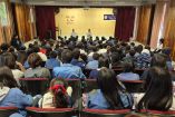 Alumnas y alumnos de secundaria participan en una charla del programa “ABC de las emociones” sobre salud mental y autocuidado.