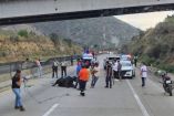 Las maniobras para sofocar el fuego y retirar la unidad siniestrada mantuvieron bloqueada la autopista durante varias horas.