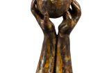 La pieza "Balón en manos de niño", es una escultura de Alejandro Colunga.