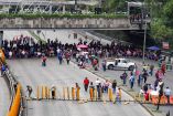 Manifestantes del magisterio bloqueando el tránsito vehicular en Circuito Interior, Ciudad de México, causando intenso tráfico.
