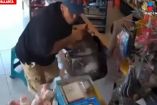 Fue el pasado domingo cuando el sujeto llegó para sacar supuestamente una copia y, cuando la joven se dio la vuelta, la apuñaló por la espalda.