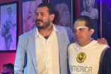 Los exfutbolistas Jorge Enríquez (izq) y el 'Jagger' Martínez durante la presentación de un juego de leyendas Chivas vs América.