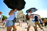 En Roma, las temperaturas de más de 30 grados sorprendieron a los habitantes, quienes se vieron forzados a salir con sombrillas.